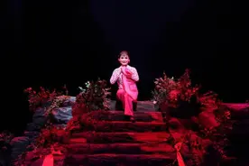 华雯时隔四年再演《挑山女人》，台上怎么多了四位女主角？图片