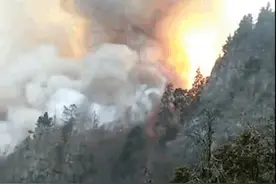 两年前的今天，满山大火，他们出征了……图片