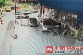 老爸开儿子的车去年检，失控连撞两车，检测站工棚倒塌一人受伤图片