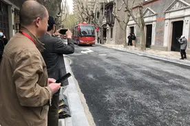 澎湃新闻“红色大巴”成网红打卡点，将巡展全国50余座城市图片