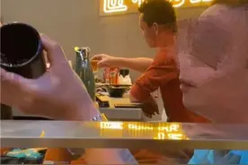 劝邻桌勿吸烟被泼女子回应：最寒心的是饭店里很多人支持抽烟的男人图片