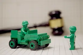 快评｜汽车恶意别倒摩托车：出格的“路怒”害人害己图片