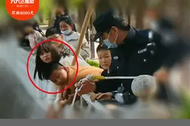 两小孩用一根杆子救下落水女童：再累也不能撒手，我们是她最后希望图片