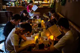 媒体：线下门店已突破3万家，“剧本杀”是如何俘获年轻人的图片