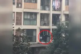 神操作！大爷在阳台玩手机意外拍下对面楼一幕，警方迅速抓人破案图片