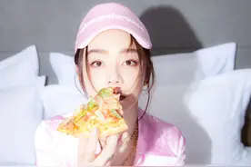 穿睡衣上班？袁姗姗晒惹火写真 皮肤白皙水嫩图片