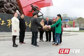 老红军子女为龙山县捐赠革命文物图片