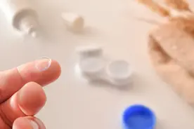 佩戴隐形眼镜，对眼睛有伤害吗？视频封面