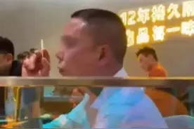 成都女子火锅店制止吸烟被泼不明液体，警方介入图片