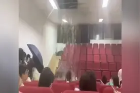 26秒｜湖北一高校教室天花板被暴雨冲塌 雨水哗哗堪比水帘洞图片