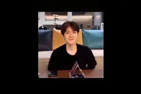 边伯贤模仿《顶楼》恩星，反复捋头发抛媚眼毫无偶像包袱图片