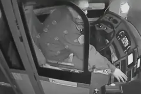 太暖心！学生下晚自习公交车上看书，司机默默调亮灯光图片