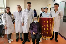 92岁高龄老人成功实施乳腺癌切除术，专家：正确对待疾病年龄不是障碍图片