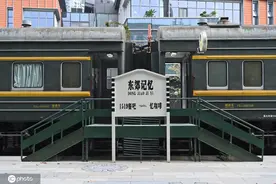 四川成都废弃绿皮火车变身时尚餐吧图片