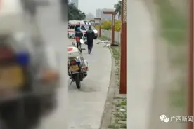 广西两女生骑改装电动车 撞路灯杆意外身亡？图片