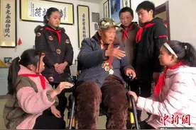 安徽一鲐背老兵40年间作近千场革命传统教育报告图片
