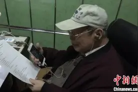耄耋老人开设老年班无偿教英语：互相学习 共同进步图片