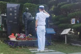 王伟墓前，年轻小伙留下了一封手写书信，读完泪目：中华民族从来不缺脊梁图片