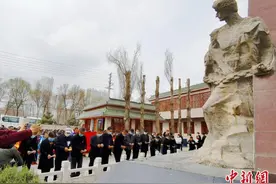 青海西宁：清明节敬献寄语卡、制作小白花缅怀先烈图片