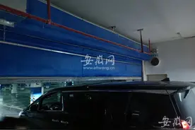 合肥一小区车库防火卷帘门“不够个”百万豪车车顶被刮图片