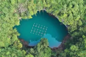 张家界天坑“心湖”被放养鱼网箱？当地：正调查图片