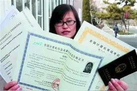 你今年考证了吗？许多职场人热衷做“考证达人”，但这真的有用吗？图片