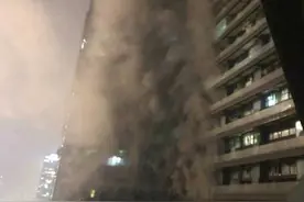 萧山一高层楼房起火，起火点同一楼层住户：有人穿着袜子就往楼下跑图片