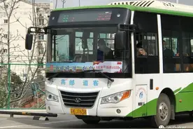高邮首条“红色教育旅游”公交专线开行图片