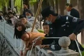 一根杆子救下一命，这俩孩子不简单图片