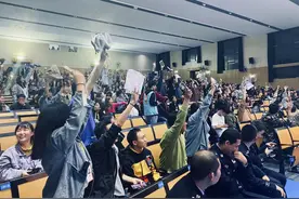 长沙《守护解放西》网红民警进高校，希望招募大学生反诈志愿者图片