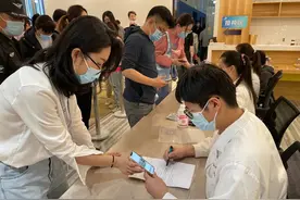 疫苗接种点的医护人员：打针打到手抽筋！图片