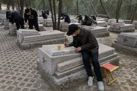 金笔绘英名！济南这群青年志愿者为800名英烈墓碑碑文“描金”图片