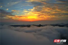 太壮观！张家界五雷山云海翻腾如瀑布图片