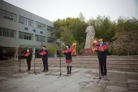 今天，在陶行知先生的雕像前，上海市行知中学的师生许下了这样的誓言……图片