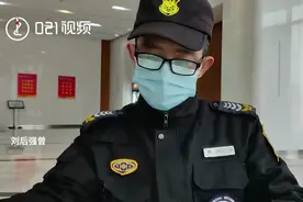 营收千万级零售商转行大学保安，高校保安常常读书到图书馆闭馆视频封面