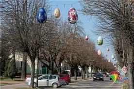 迎接复活节！波兰街头挂满复活节彩蛋图片