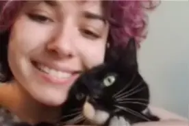 美国女子丢失猫咪28天后 在邻居家烟囱里找到了它图片