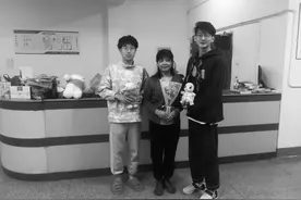 宿管阿姨被称“芜湖妈妈”安师大400余男生温暖送别图片