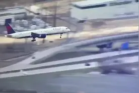 有惊无险！爵士队飞机撞鸟后引擎受损迫降，机头有大片血迹图片