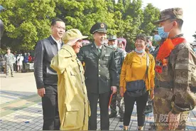 传承荣光丨92岁抗美援朝老战士送孙子参军入伍图片
