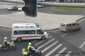 三岁女童爬阳台坠楼  东莞寮步警方上演“极限救援”图片