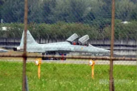 台战机警告灯亮还要求升空？议员怒问："别人的囡仔死不完吗？"图片