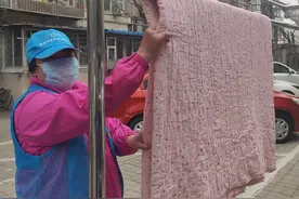 遭劝离、被投诉，小区里晒被子也成烦心事，您怎么看？图片