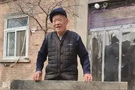 95岁老兵家的粮缸上，发现72年前“人民功臣”牌匾……图片