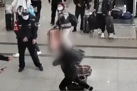 “带刀”过安检拒绝配合 女子暴力袭警被刑拘图片