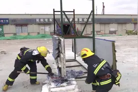 一点就着！泡沫彩钢板有多危险 消防实验做给你看视频封面