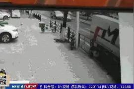 现场惨烈！两出租车早高峰“疯狂斗气”闯穷祸，车内还有乘客……图片