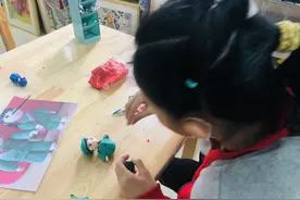 小学生制作红军战士泥塑，用作品向革命先辈致敬图片