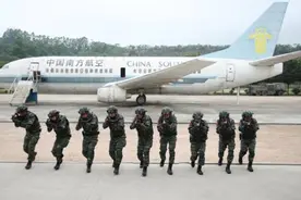 徒手攀越高楼！特战尖兵彭星荣誉证铺满展台图片