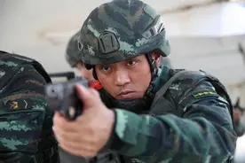 特战尖兵彭星：掏枪上弹击发一秒内完成图片